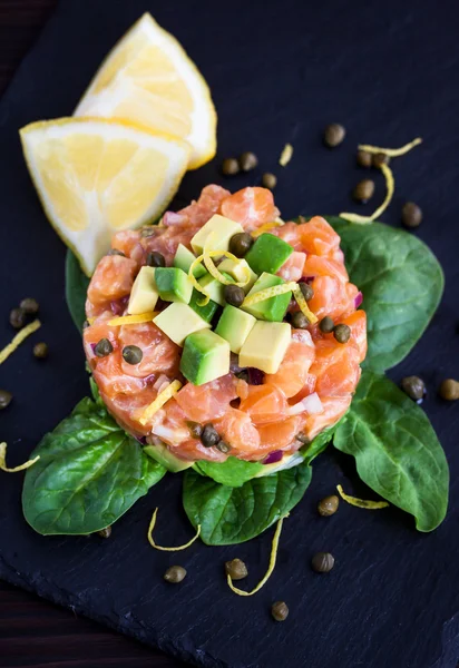 Somon ve avokado tartar.