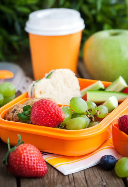 sandviç, kurabiye, sebzeler ve meyveler ile öğle yemeği kutusu