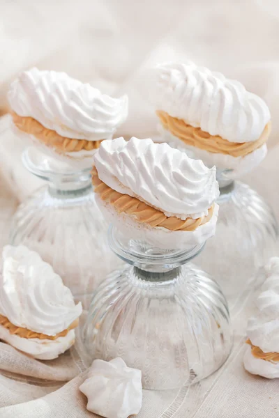 Verse heerlijke meringue en crème taart — Stockfoto
