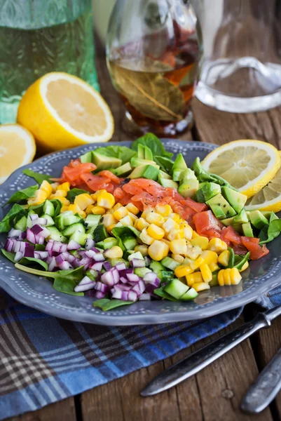 Lazac, avokádó, kukorica, uborka és a hagyma saláta — Stock Fotó