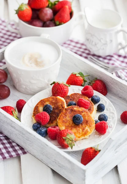 Cheese pancakes with fresh berries — Stock Photo, Image