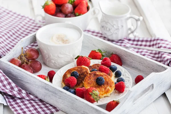 Kaas pannenkoeken met verse bessen — Stockfoto