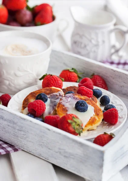 Käsepfannkuchen mit frischen Beeren — Stockfoto