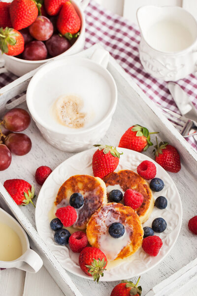 Сырные блинчики со свежими ягодами
