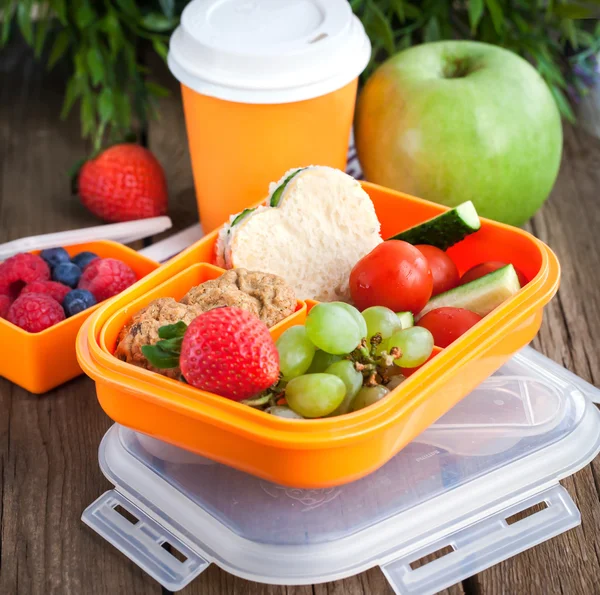 Almuerzo con sándwich, galletas, verduras y frutas — Foto de Stock