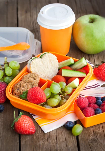 Lunch box z kanapki, ciastka, warzywa i owoce — Zdjęcie stockowe