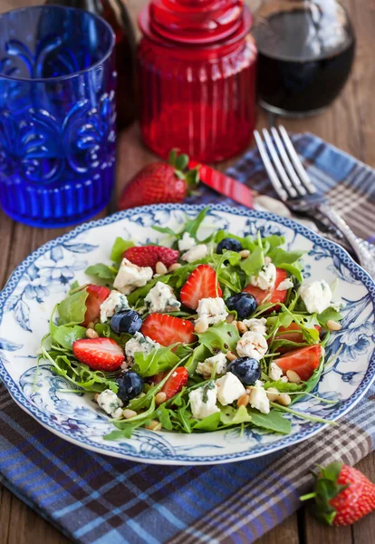Arugula, 딸기, 블루베리, 블루 치즈 샐러드 — 스톡 사진