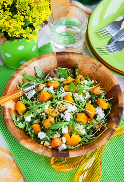 Abóbora, rúcula, cuscuz e salada de feta — Fotografia de Stock