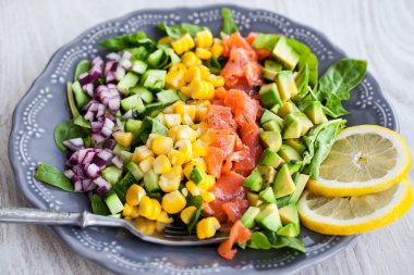 somon, avokado, Mısır, salatalık ve soğan salata
