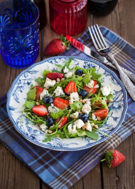roka, çilek, yaban mersini ve mavi peynir salatası