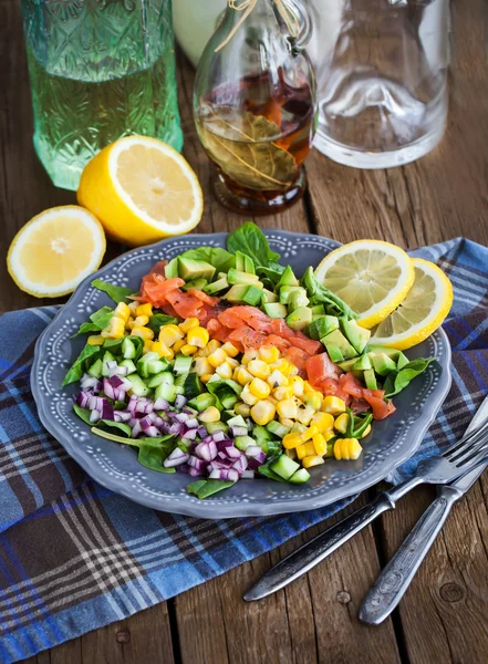 Lazac, avokádó, kukorica, uborka és a hagyma saláta — Stock Fotó