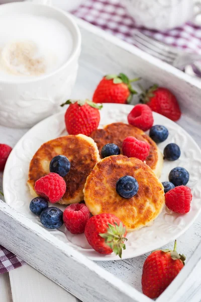 Cheese pancakes with fresh berries — Stock Photo, Image