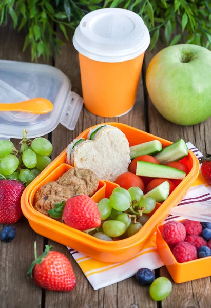 sandviç, kurabiye, sebzeler ve meyveler ile öğle yemeği kutusu