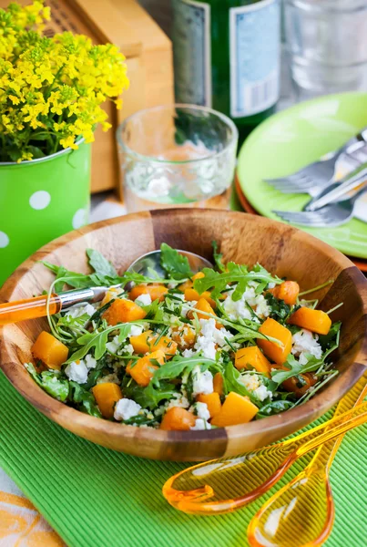 Abóbora, rúcula, cuscuz e salada de feta — Fotografia de Stock