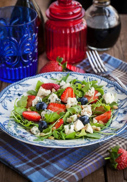 Arugula, morango, mirtilo e salada de queijo azul — Fotografia de Stock