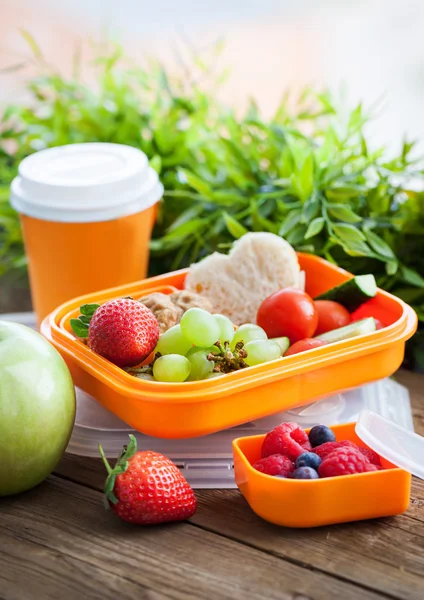 sandviç, kurabiye, sebzeler ve meyveler ile öğle yemeği kutusu