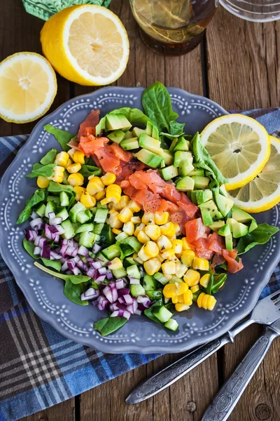 Salmão, abacate, milho, pepino e salada de cebola — Fotografia de Stock