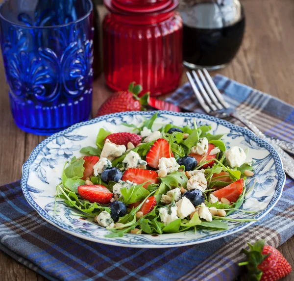 Roka, çilek, yaban mersini ve mavi peynir salatası — Stok fotoğraf