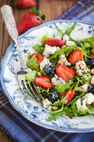 Roka, çilek, yaban mersini ve mavi peynir salatası — Stok fotoğraf