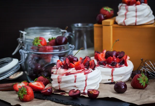 Павловская безе торт со свежей клубникой и вишней — стоковое фото