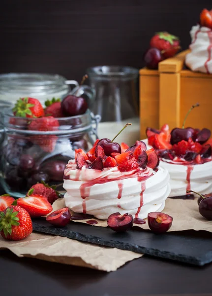 Tarta de merengue Pavlova con fresa fresca y cereza —  Fotos de Stock