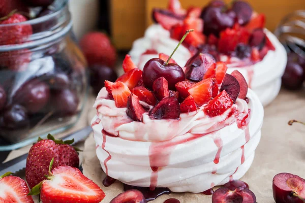 Pavlova meringue cake with fresh strawberry and cherry — Stock Photo, Image