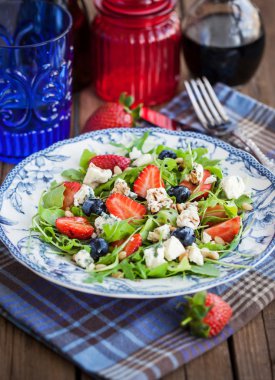 roka, çilek, yaban mersini ve mavi peynir salatası