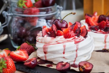  Taze çilek ve vişne ile Pavlova beze pasta