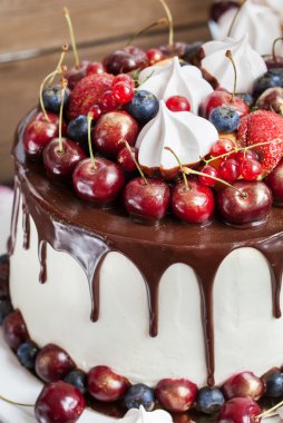 Kek dekore edilmiş çikolata, meringues ve taze çilek ile