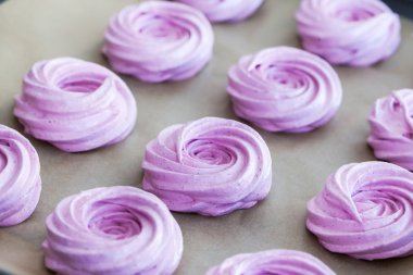 Ev yapımı blackcurrant marshmallow