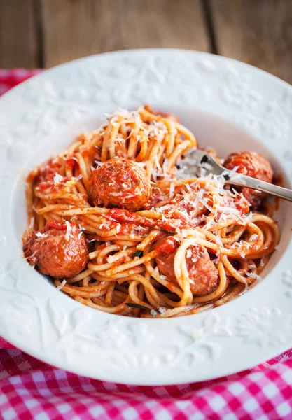 Pasta met gehaktballen en tomatensaus — Stockfoto