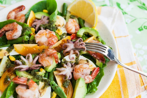 Salade de fruits de mer et légumes — Photo