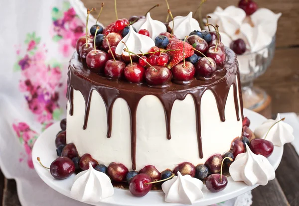 Gâteau décoré de chocolat, meringues et baies fraîches — Photo