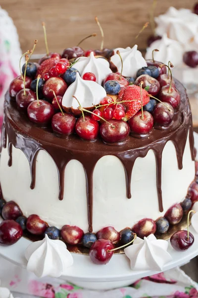 Pastel decorado con chocolate, merengues y bayas frescas — Foto de Stock