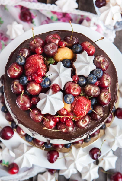 Torta decorata con cioccolato, meringhe e bacche fresche — Foto Stock