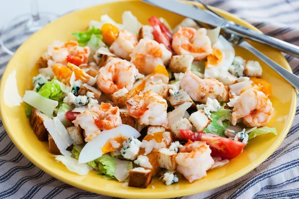 Fresh shrimps, eggs, croutons and vegetables salad — Stock Photo, Image