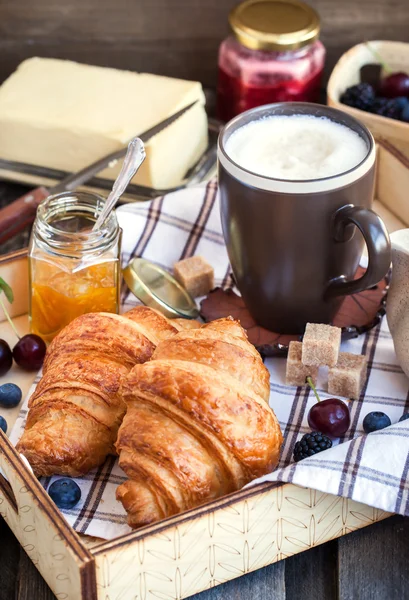 Frühstück mit Croissants, Cappuccino und Marmelade — Stockfoto