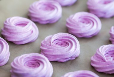 Ev yapımı blackcurrant marshmallow