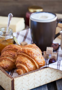 Ay çöreği, cappuccino ve reçel Kahvaltı 