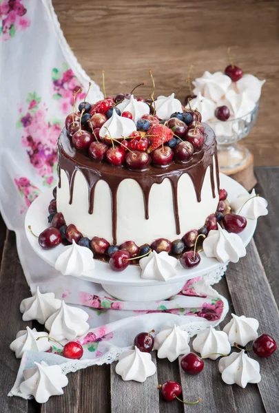 Cake versierd met verse bessen, chocolade en schuimgebak — Stockfoto