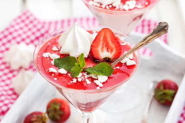 Délicieuse mousse crémeuse à la fraise — Photo