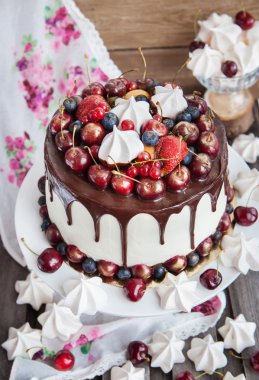 Kek dekore edilmiş çikolata, meringues ve taze çilek ile