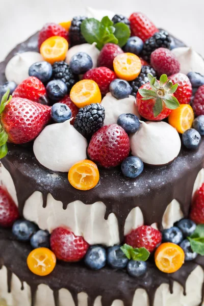 Gâteau au glaçage, décoré de fruits frais — Photo