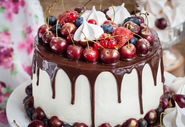 Pastel decorado con chocolate, merengues y bayas frescas —  Fotos de Stock