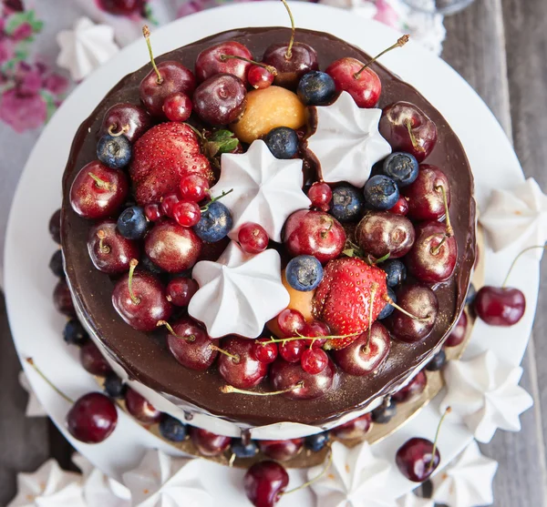 Kuchen mit Schokolade, Baiser und frischen Beeren — Stockfoto