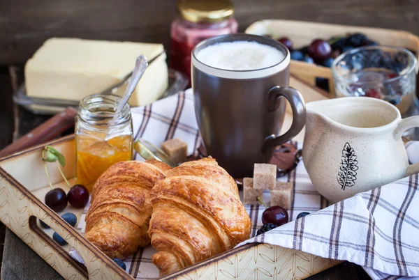 Petit déjeuner avec croissants, cappuccino et confiture — Photo