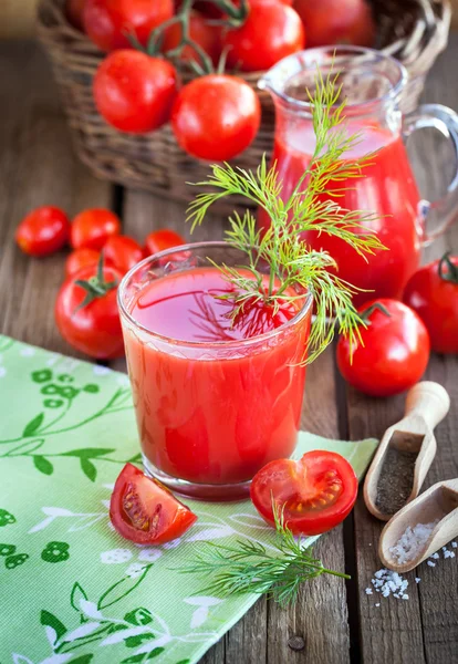 Tomato juice and fresh tomatoes — Stock Photo, Image