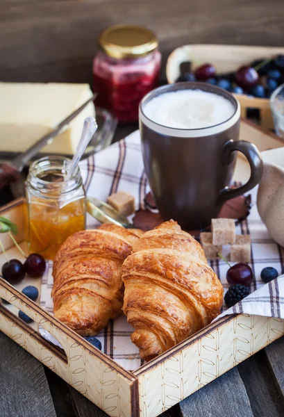 Frühstück mit Croissants, Cappuccino und Marmelade — Stockfoto