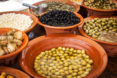 Farklı Marine zeytin ve İspanyolca sokak işareti üzerinde yerel gıda