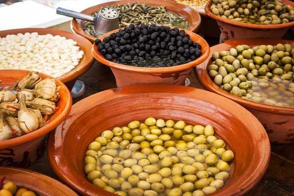 Diferentes aceitunas marinadas y comida local en la calle española —  Fotos de Stock